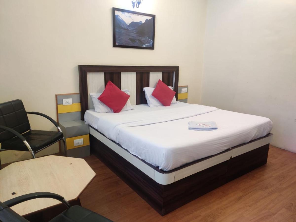 Hotel Amandeep Дхарамсала Екстериор снимка