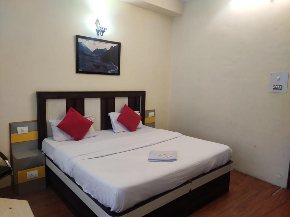 Hotel Amandeep Дхарамсала Екстериор снимка
